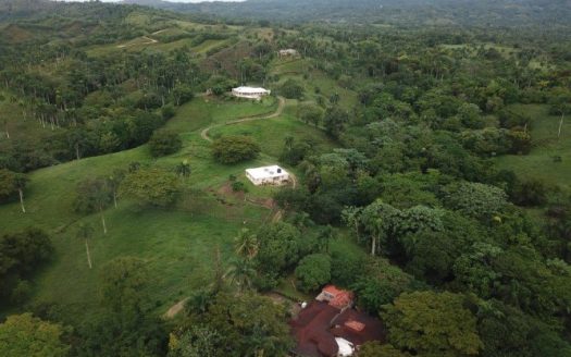 Large piece of land with 2 villas in Sabeneta for sale