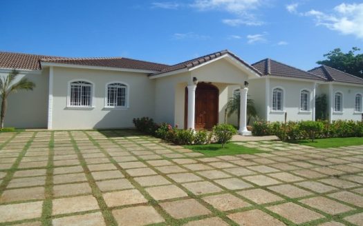 Stunning 7 Bedroom Villa for sale in a Gated Golf Course Community