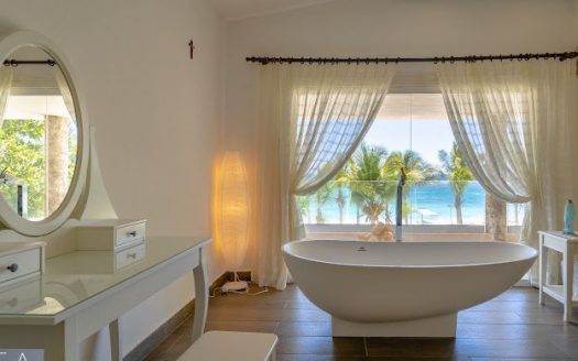 Amazing beachfront villa in Juan Dolio for sale